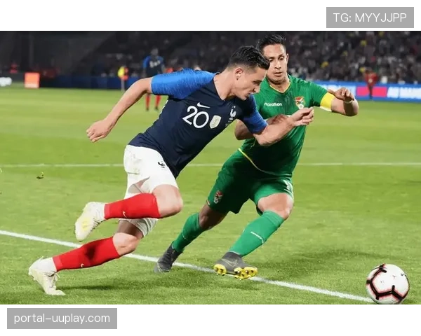 最后时刻，摩纳哥前锋在对手禁区内被放倒，VAR介入检查